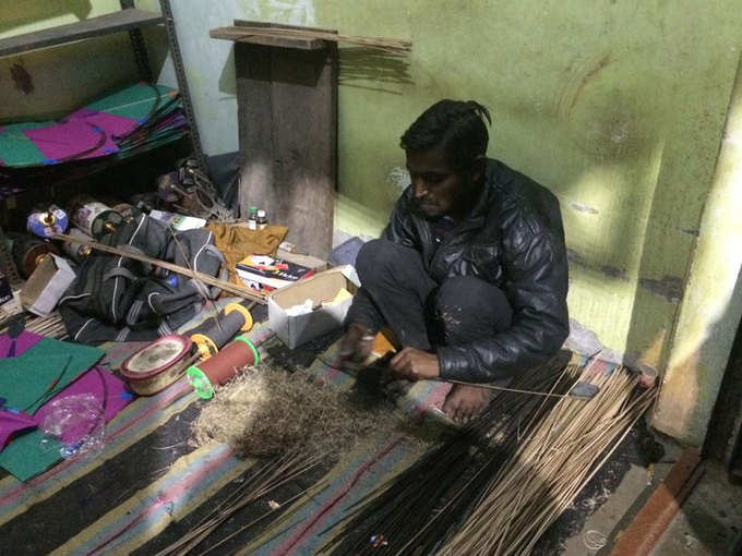 उस्ताद शंकर की दुकान में पतंग बनाता कारीगर