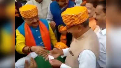 ...जब मिले राजनीति के धुर-विरोधी दिग्विजय सिंह और कैलाश विजयवर्गीय, एक-दूसरे को पहनाई टोपी