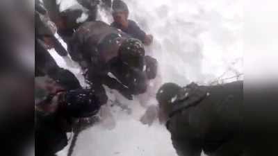 विडियो: स्नो स्लाइड के बाद बर्फ में दबे कश्मीरी नागरिक को सेना के जवानों ने बचाया