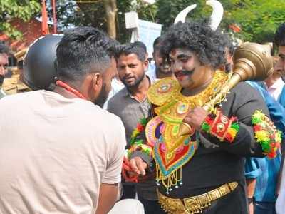 കണ്ണൂരിൽ കാലൻ്റെ യാത്ര; ഹെ​ല്‍​മ​റ്റി​ല്ലാ​തെ ബൈ​ക്കോ​ടി​ച്ച​യാ​ളുടെ കഴുത്തിൽ കുരുക്കിട്ടു!