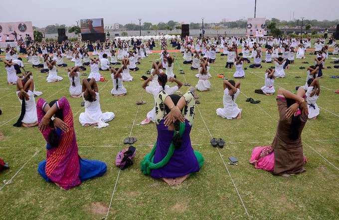 અમદાવાદઃ સાબરમતી રિવરફ્રન્ટ પર યોગ દિવસની ઉજવણી