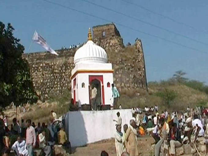 प्यार के मंदिर में मन्नत मांगते हैं प्रेमी जोड़े