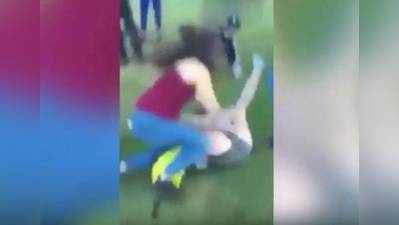 Video: સ્કુલગર્લ પર બે છોકરીઓનો ભયાનક હુમલો
