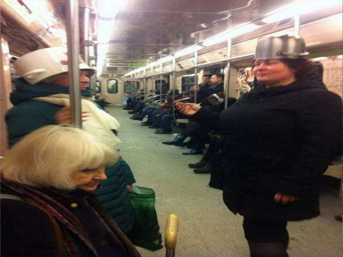 मेट्रो में मजेदार लोग 