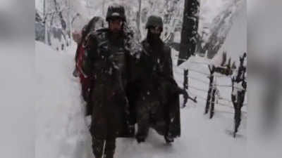 बर्फबारी में फंसे 75 साल के बुजुर्ग, 2 किलोमीटर तक बर्फ का सीना चीर सेना के जवानों ने बचाई जान