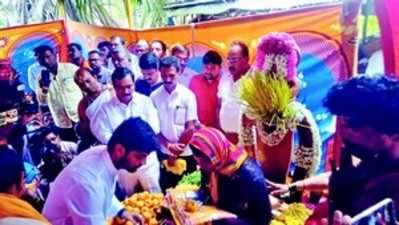 ಮಂಗಳಮುಖಿಯರಿಗೆ ವಿನಯ್‌ಗುರೂಜಿ ಗೌರವ