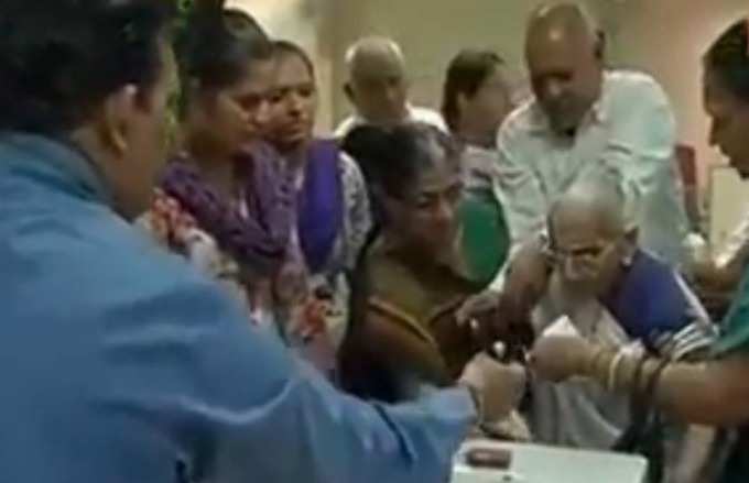 પીએમ નરેન્દ્ર મોદીના માતા હીરાબાએ પણ બેંકમાં જઈ જૂની નોટો બદલાવી