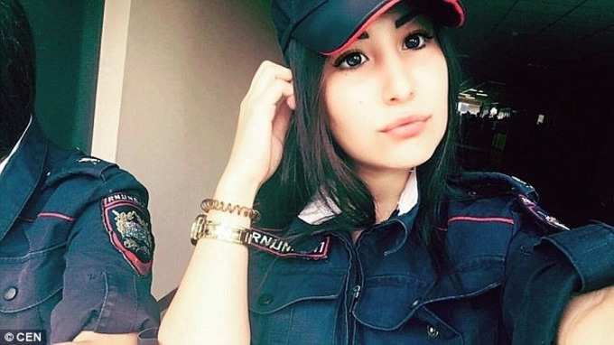 અરે ભાઈ આ કોઈ મોડેલ નથી, રશિયાની મહિલા પોલીસકર્મી છે