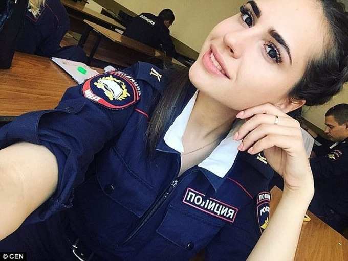 અરે ભાઈ આ કોઈ મોડેલ નથી, રશિયાની મહિલા પોલીસકર્મી છે