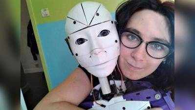 યુવતીએ રોબોટ સાથે કરી સગાઈ, હવે લગ્ન માટે કાયદાકીય મંજૂરીનો ઇન્તેજાર