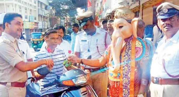 ನಿಯಮ ಉಲ್ಲಂಘಿಸುವವರಿಗೆ ಹೂವು ನೀಡಿದ ಸಂಚಾರ ಪೊಲೀಸ್‌