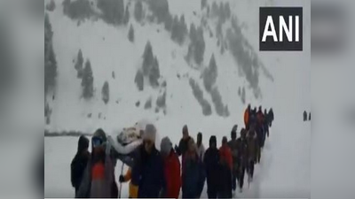 बीमार पुलिसकर्मी को लेकर 7 किमी बर्फ में पैदल चले जाबांज पुलिसवाले और ग्रामीण