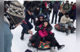 કાશ્મીરઃ બરફવર્ષામાં સનીની હબ્બી સાથે મસ્તી