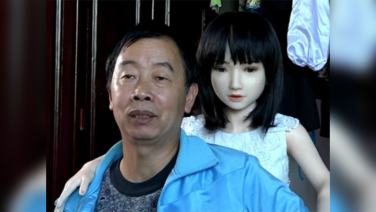 ચીનના આ સિંગલ ડેડના પરિવારમાં 7 સેક્સ ડોલ્સ...                                         