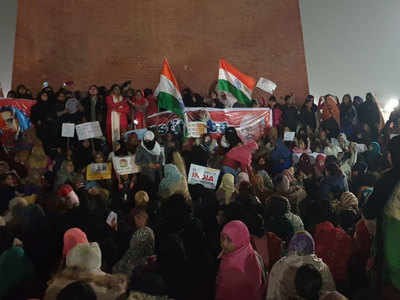 लखनऊ का शाहीन बाग: पुलिस ने कंबल छीने, अलाव बुझाया और दुकानें बंद करवाईं
