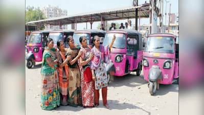 ગુજરાતમાં અહીં સ્ત્રીઓ સાડી પહેરીને પિંક રિક્ષા ચલાવે છે
