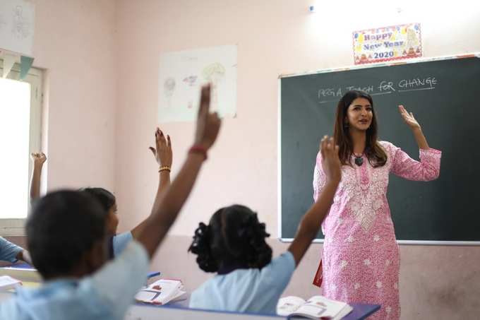 బడిలో పిల్లలకు పాఠాలు చెప్పిన మంచు లక్ష్మి