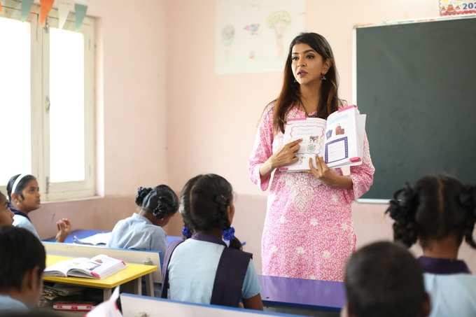 బడిలో పిల్లలకు పాఠాలు చెప్పిన మంచు లక్ష్మి