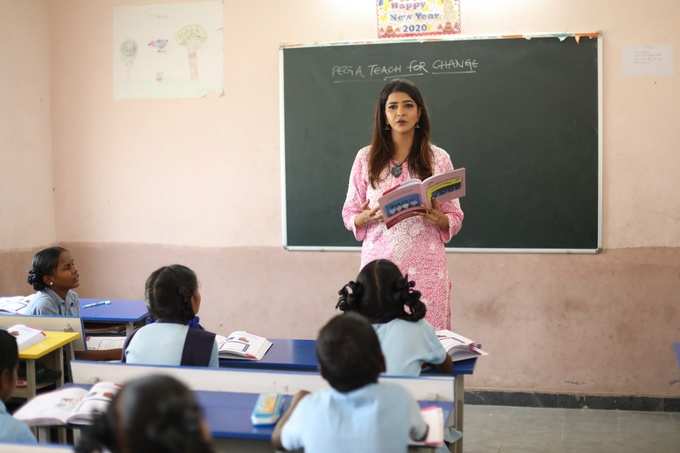 బడిలో పిల్లలకు పాఠాలు చెప్పిన మంచు లక్ష్మి