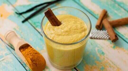 હળદર સાથે દૂધ પીઓ, થશે આટલા બધા ફાયદા - why you should drink milk with  turmeric - Iam Gujarat
