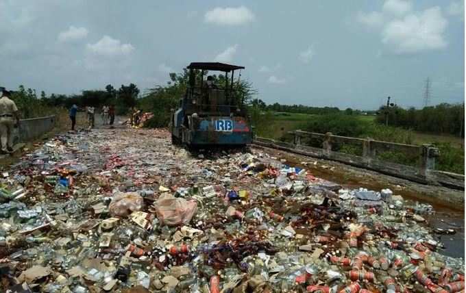 રસ્તા પર દારુની નદી વહી