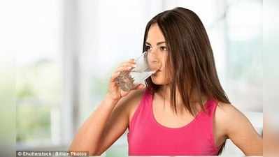 રોજ ખરેખર કેટલું પાણી પીવું જોઇએ? આ રીતે જાણો