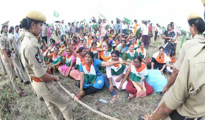 వెల్లువెత్తిన నిరసనలు- అసెంబ్లీ ముట్టడికి రైతుల యత్నం