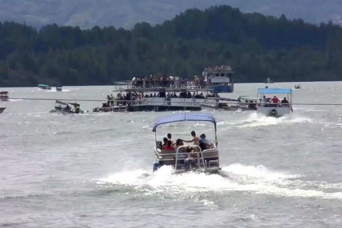 Columbia: 6 dead and 31 missing as tourist boat sinks