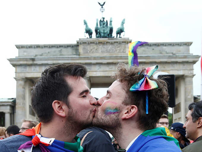 German lawmakers approve same-sex marriage
