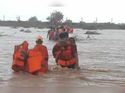 Pics: સૌરાષ્ટ્રના પૂરગ્રસ્ત વિસ્તારોમાં NDRF અને આર્મીનું રેસ્ક્યુ ઓપરેશન 