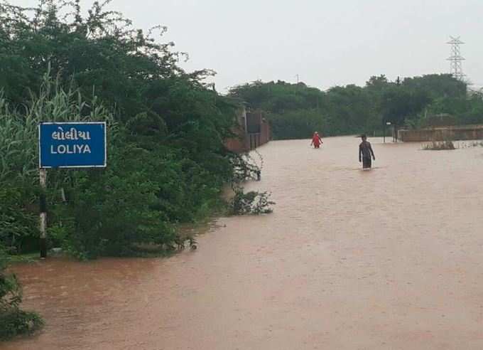 ધંધૂકા પાસેના લોલીયા ગામમાં પાણી જ પાણી