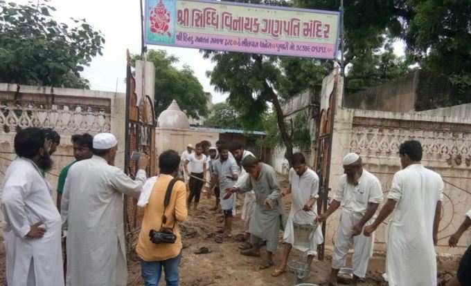 મંદિરની સફાઈ માટે મુસ્લિમ ભાઈઓ મદદે આવ્યા