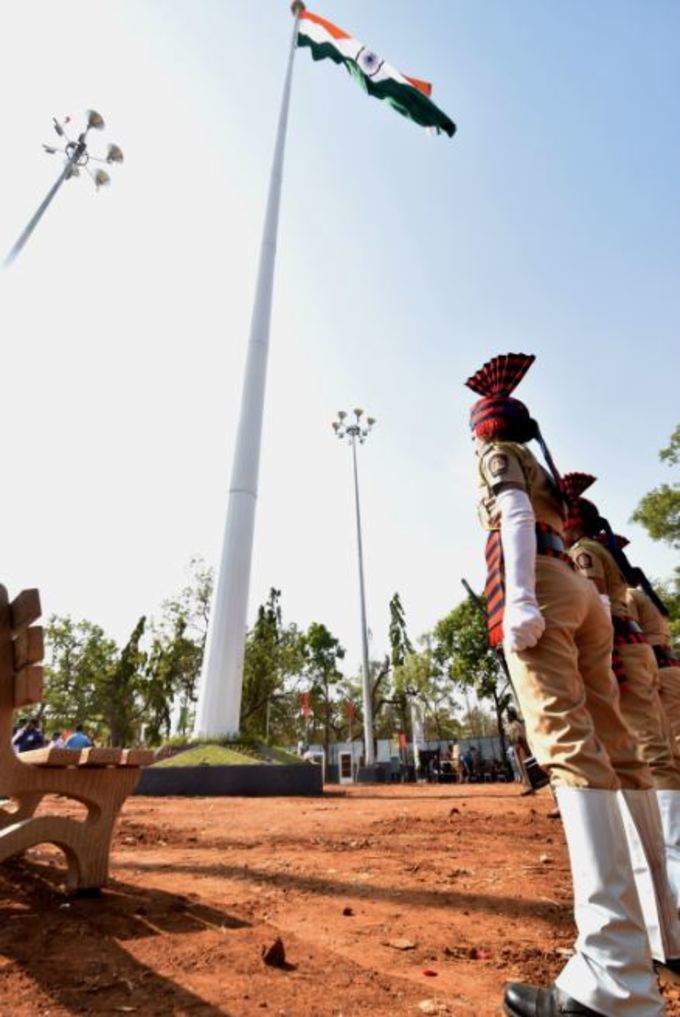 ભારે પવનથી ત્રિરંગાને થાય છે નુકસાન