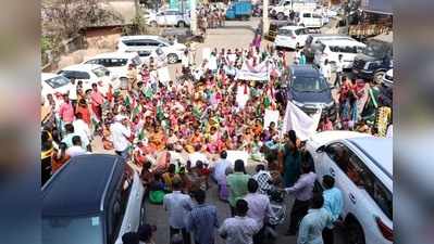 मूलभूत सुविधांसाठी आदिवासींची धडक