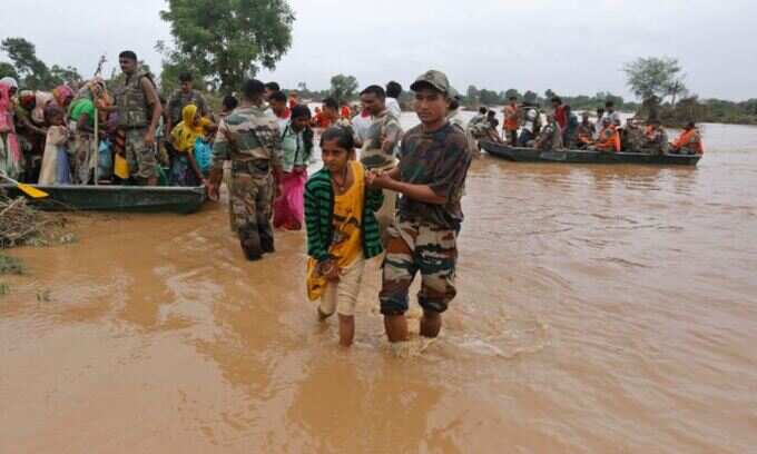 ઝાડની ડાળી પકડી જામા બચી ગઈ