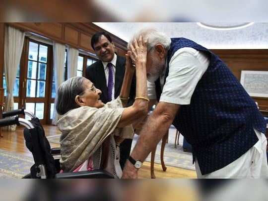 PM મોદીએ 103 વર્ષના શરબતી દેવી સાથે ઉજવી રક્ષાબંધન 