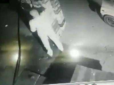रात में पुलिसवाले ने सड़क किनारे से चुराया दूध, विडियो वायरल