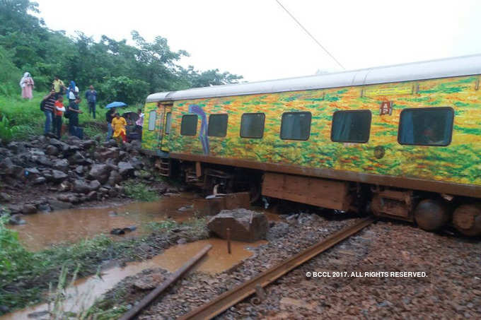 Mumbai-bound Duronto Express derails