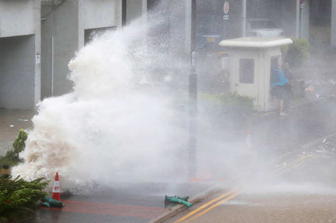 Typhoon Hato hits China, Hong Kong, disrupts normal life