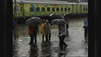 Pics: મુંબઈમાં સાંબેલાધાર વરસાદે જનજીવન ઠપ કરી નાખ્યું