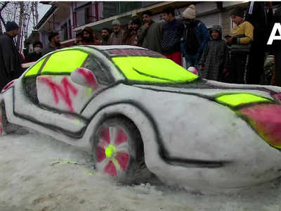 कश्मीर: नौजवान ने सड़क पर पड़ी बर्फ से बना दी स्नो कार, सोशल मीडिया पर तस्वीर वायरल