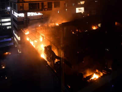 मुंबई: अंधेरी में पेट्रोल पंप के निकट दुकान में आग लगी, कोई हताहत नहीं