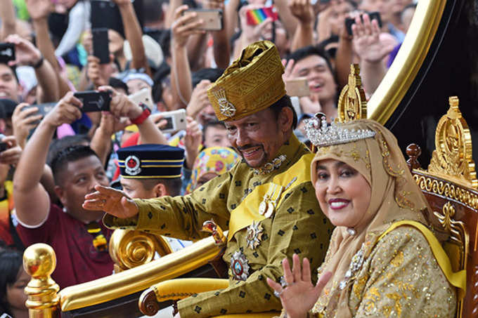 Lavish celebrations: Brunei sultan marks golden jubilee