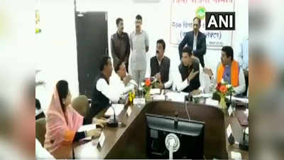 देवास: कांग्रेस के प्रभारी मंत्री और बीजेपी सांसद के बीच हुई कहासुनी, विडियो वायरल