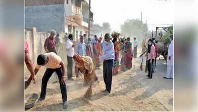 મહેસાણા: પોતાના ગામની સફાઈ કરવા NRGsએ પકડ્યું ઝાડુ