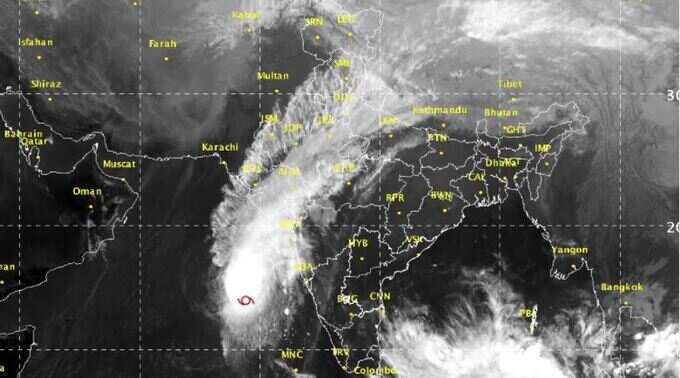 ઓખીને કારણે અનેક વિસ્તારોમાં ઝાપટા