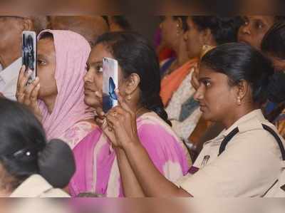 స్మార్ట్‌ఫోన్లతో జాగ్రత్త.. మహిళలే ఎక్కువగా ట్రాప్‌లోకి: సజ్జనార్