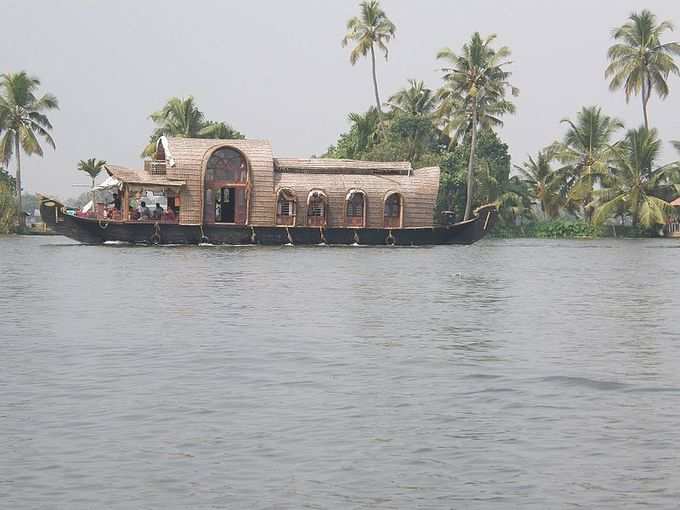 ​ವೆಂಬನಾಡ್ ರಾಣಿ ಕುಮಾರಕೊಮ್