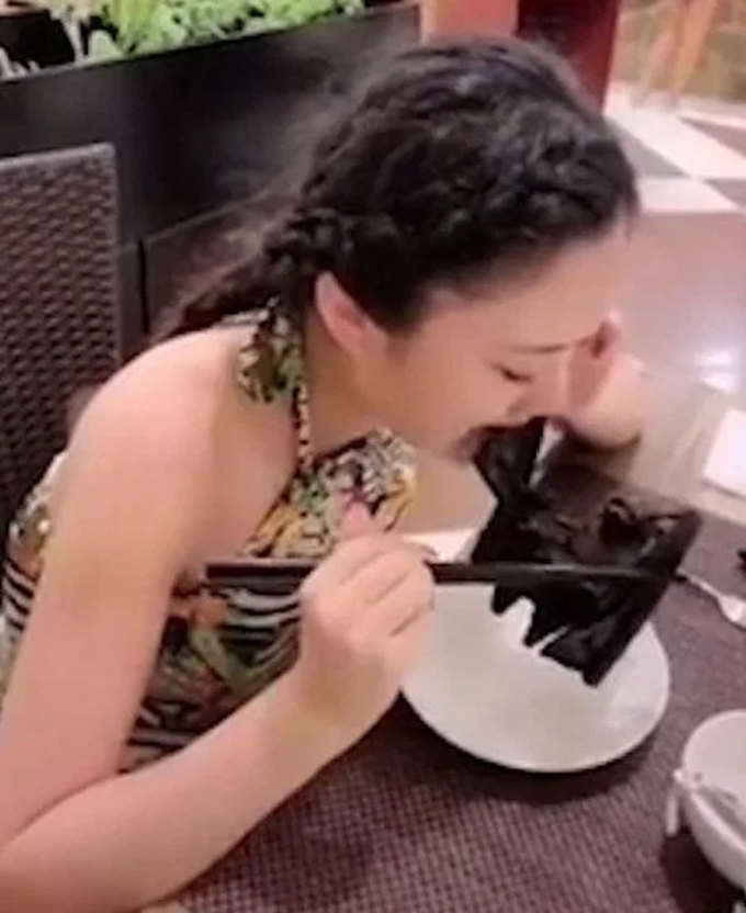 चमगादड़ का सूप पीती एक महिला