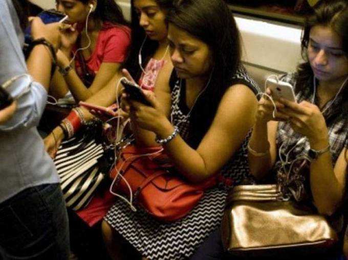 સ્માર્ટફોન પર ઘણો સમય બગાડે છે યુવાનો